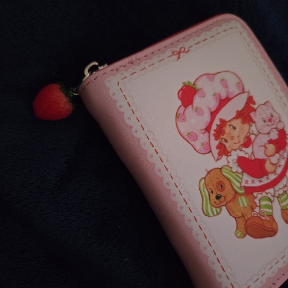 3D Strawberry Figure Graphic Small Wallet with Strawberry Keychain 🍓 - Picture 2 of 4